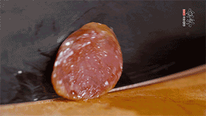 金字火腿肉香腸上鍋蒸15分鐘，切片備用。