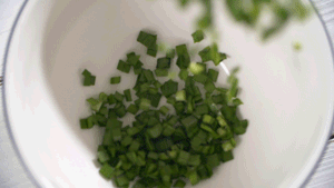 韭菜洗凈，切粒。