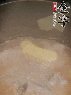 排骨洗凈，加生姜、黃酒焯水，溫水洗凈備用。