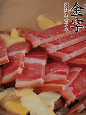 除鮑魚外的所有材料放進鍋里，加清水、姜、黃酒，大火燒開，轉小火煲90分鐘。