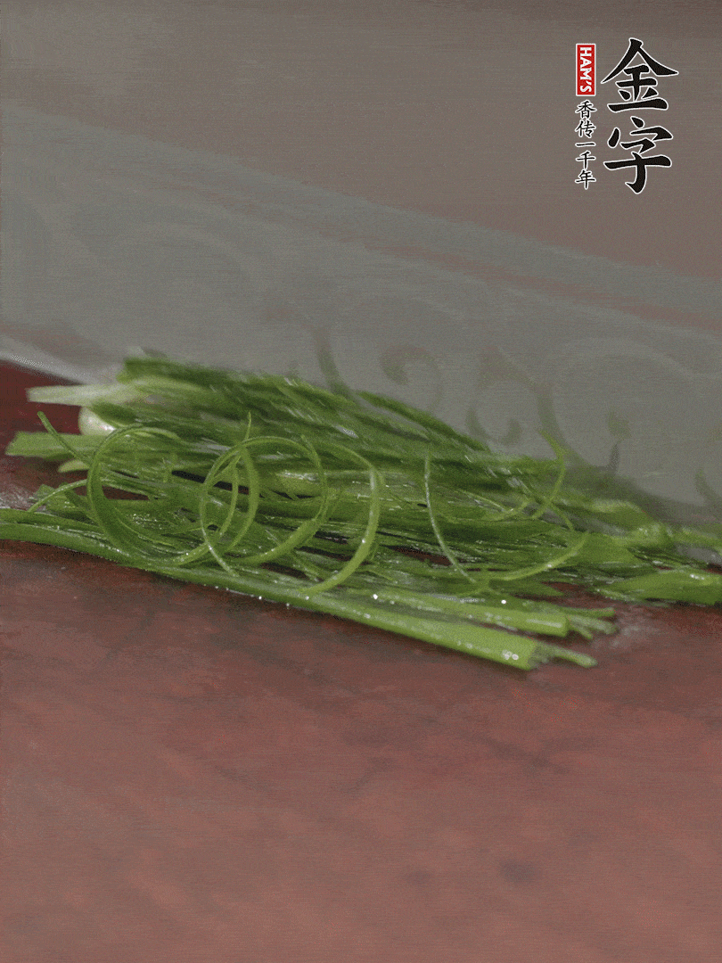 生姜切薄片，紅椒切細絲，小蔥蔥綠切細絲，泡入冰水中保持新鮮。