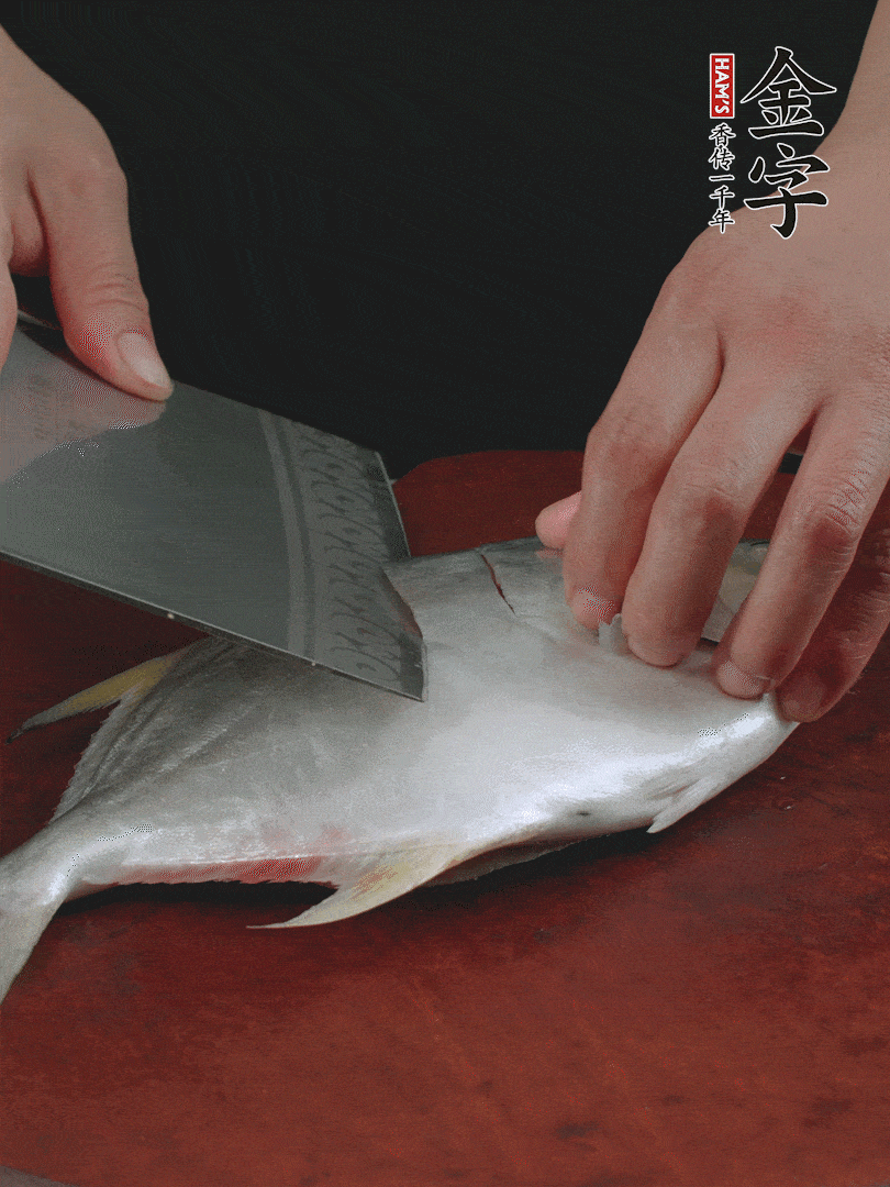 處理干凈銀鯧魚1條，表面斜刀切出花刀。