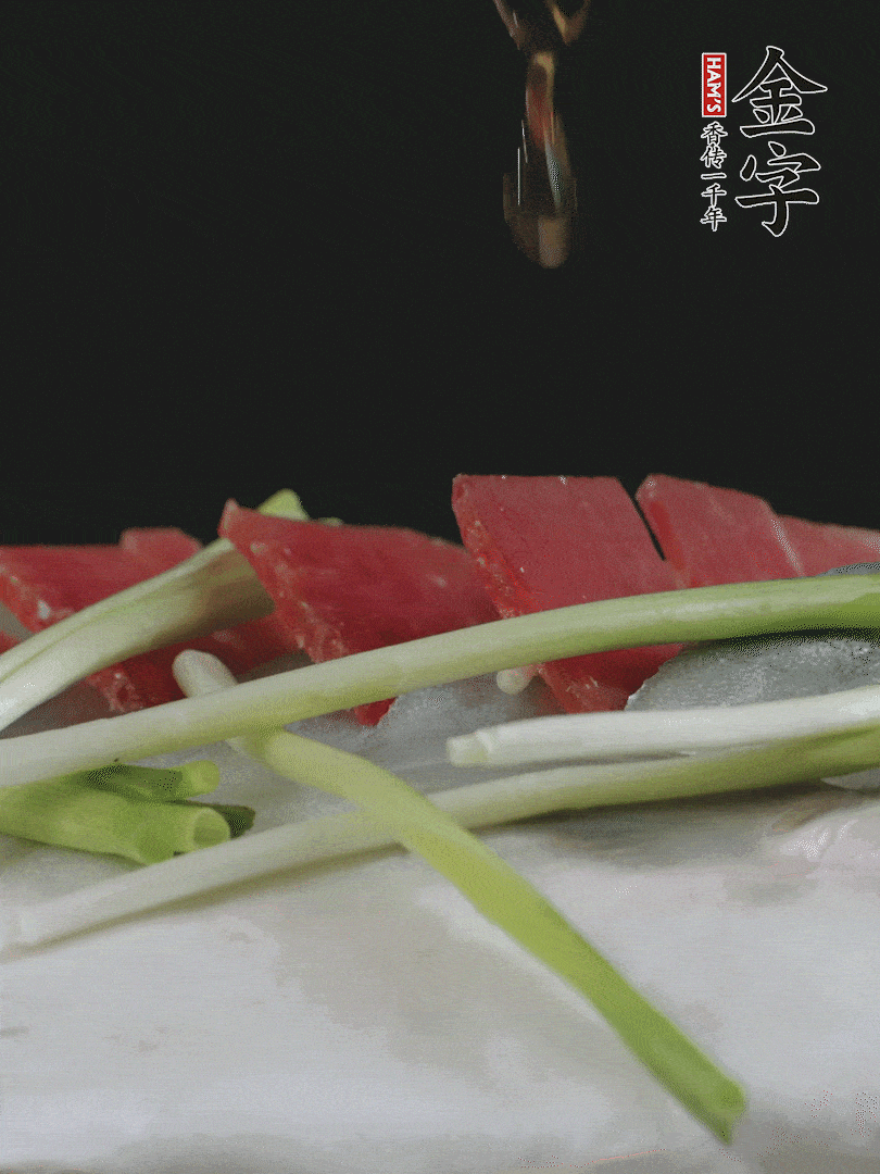 蔥白置于魚身，放適量豌豆，淋上花雕酒。