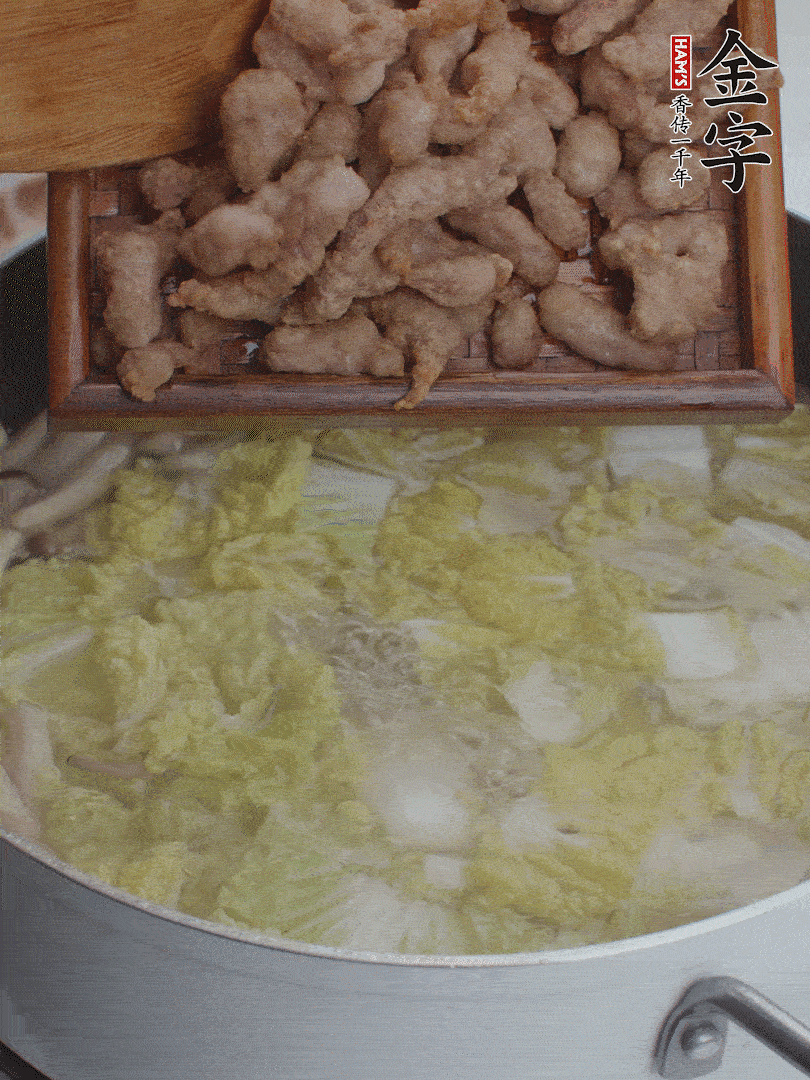 水開后煮10分鐘，下娃娃菜、小酥肉煮3分鐘。