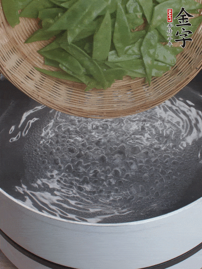 甜豆莢撕掉老筋，斜切兩半，焯水1分鐘。