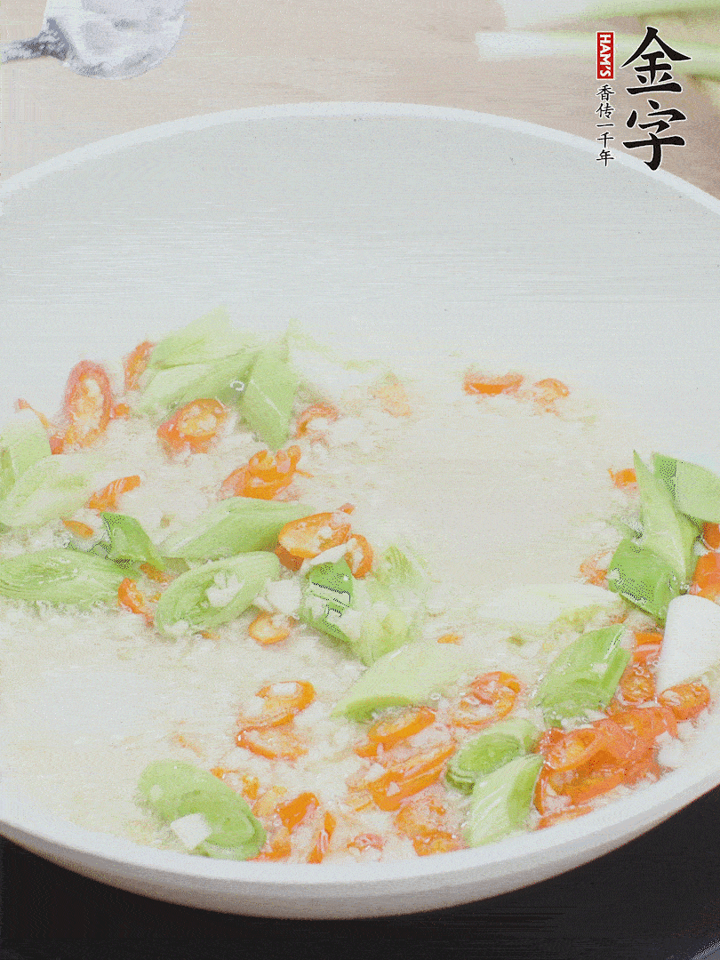 油5成熱時(shí)，下蒜末、辣椒、蒜白煸炒。