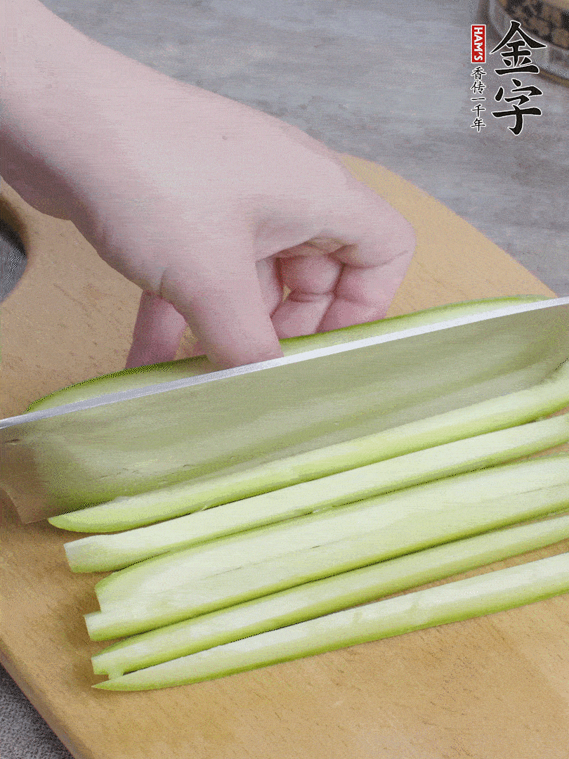 西葫蘆對半切，去瓤切條。