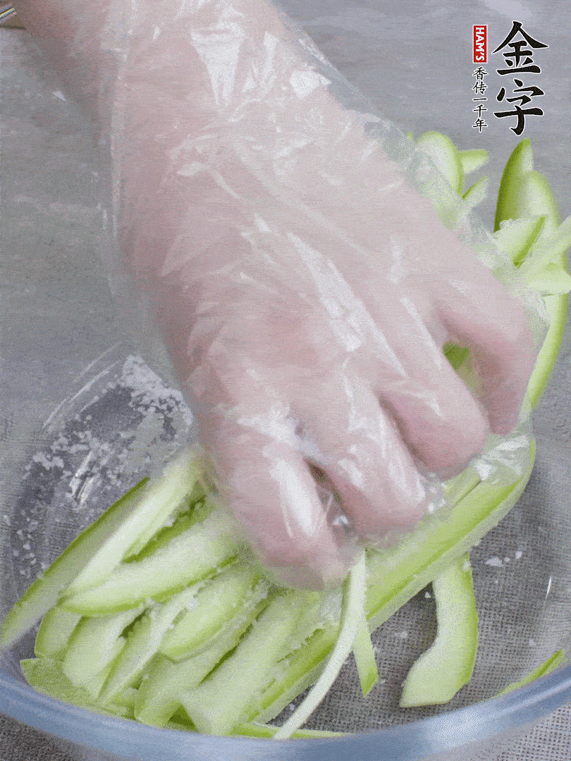加鹽腌制15分鐘，清洗后擠干水份。