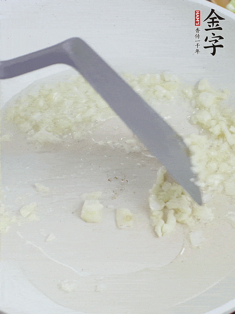 冷鍋熱油，下大蒜煎至兩面微黃。
