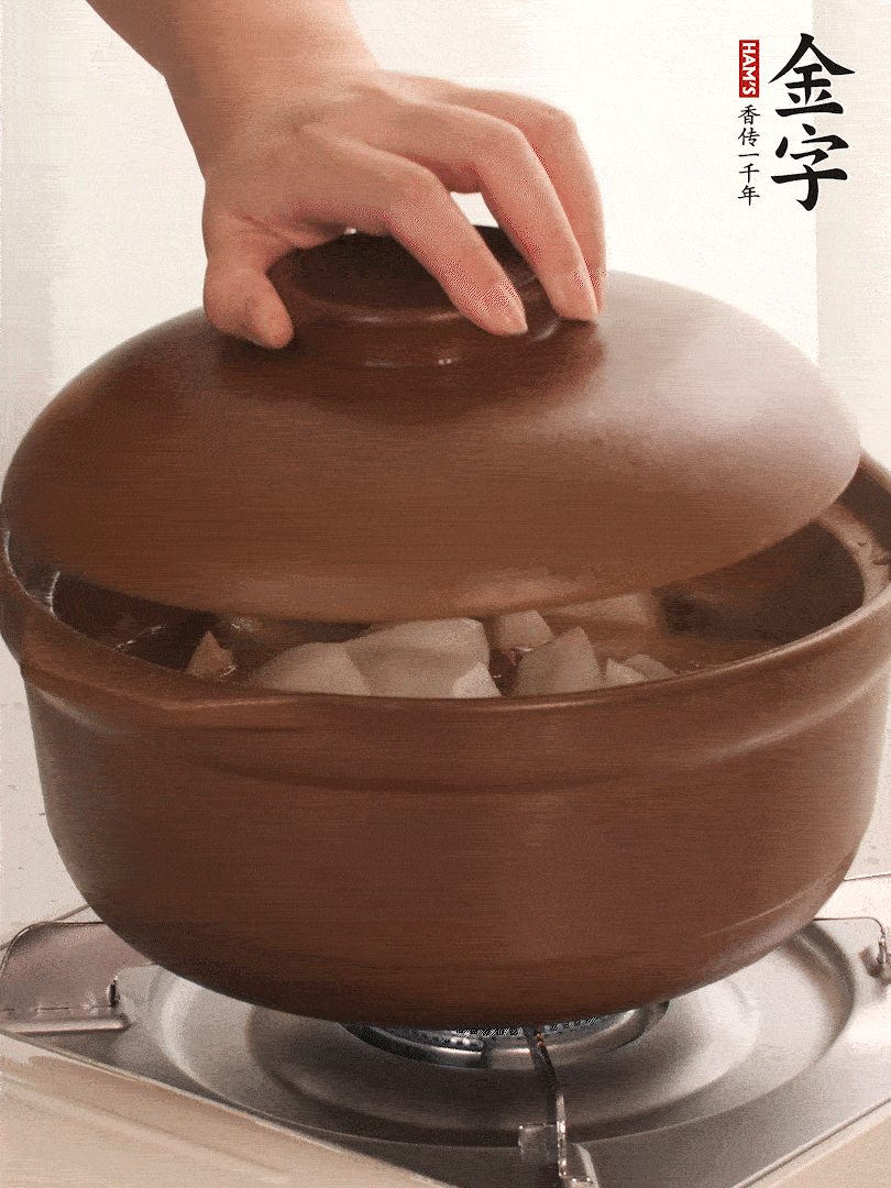 倒沒過食材的熱水，大火燒開。蓋上蓋子轉中小火，燉15-20分鐘。等蘿卜煮到喜歡的軟爛度就可以關火。