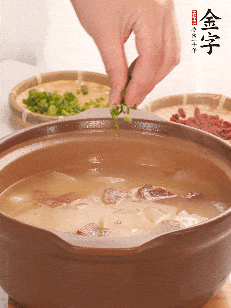 最后點綴點小蔥花、枸杞，增色提味。