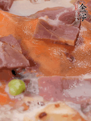 放適量料酒、清水煮到沸騰，再下蟹塊燜煮8分鐘。