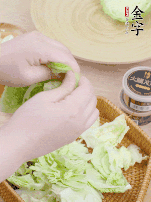 卷心菜掰成小片。