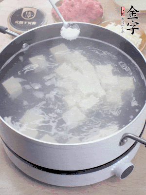 豆腐切成大小均勻正方體，鍋內放水，加一點鹽焯水10秒。