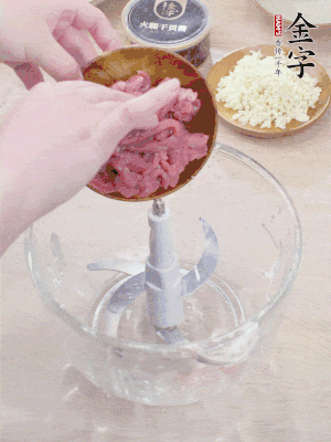 牛肉攪成牛肉泥。