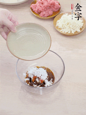 調料汁：金字火腿干貝醬2勺、剁椒1/2勺、生抽1/2勺、淀粉2勺、清水半碗。