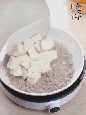 放豆腐翻拌均勻，倒料汁燜煮。