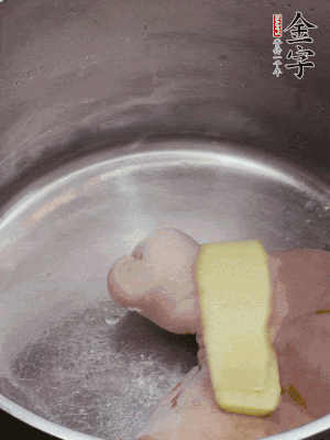 撈出洗凈后，加蔥姜、黃酒二遍焯水。