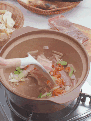 砂鍋中倒入油，放入姜片、蔥段、咸肉、海米炒出香味。