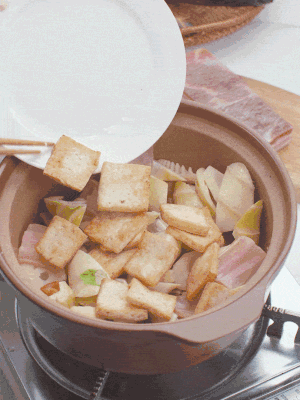 依次下春筍、豆腐，開水沒過食材。