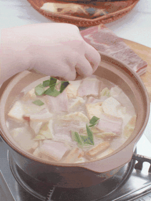 一小撮鹽、糖、雞精調味，最后撒點蒜葉點綴。