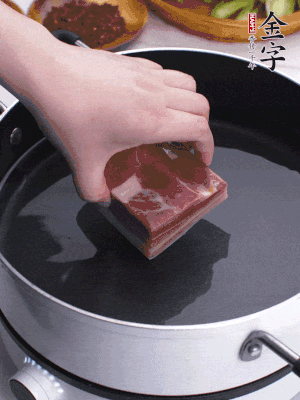 金字淡咸肉冷水入鍋煮15分鐘。