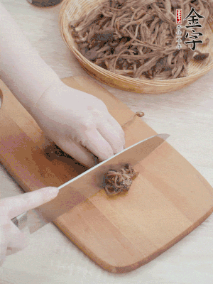 干茶樹菇浸泡過夜，去老根焯水，擠干水份。