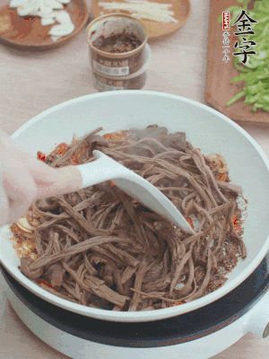 下茶樹菇煸炒4分鐘。