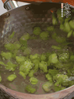 鍋中水沸，放一撮鹽，下蠶豆豆瓣焯3分鐘，下百合，3秒撈出，一起撈出瀝水。