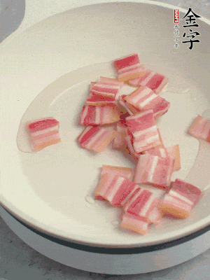 鍋中少許油，金字淡咸肉煸香。