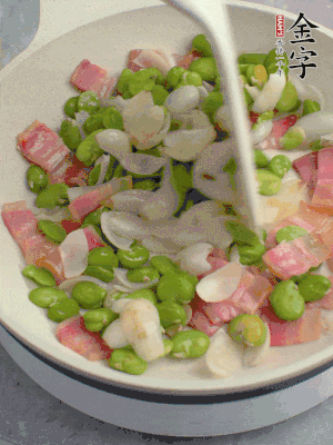 放蠶豆豆瓣、百合炒勻。