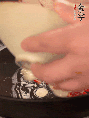 豬油潤鍋，下辣椒、大蒜、火腿片煸香。