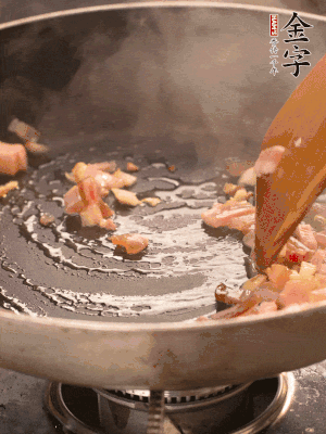 熱油爆香大蒜粒，煸香咸肉丁，淋一勺黃酒調(diào)味。