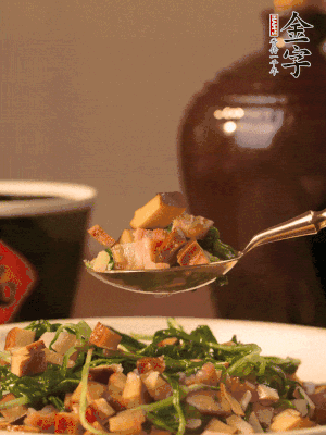 出鍋前嘗味，味淡加點(diǎn)鹽。
