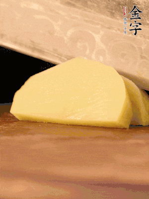 土豆去皮切丁。水開后，放入鍋中煮2-3分鐘，撈出瀝干水分。