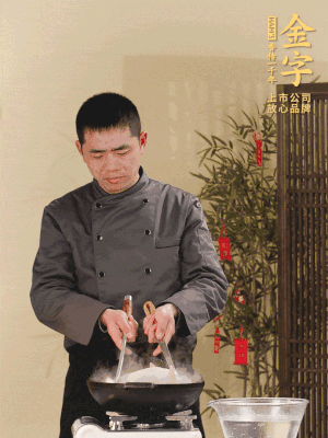 整只土雞冷水下鍋，加蔥姜、料酒焯水，撈出后用溫水清洗干凈。