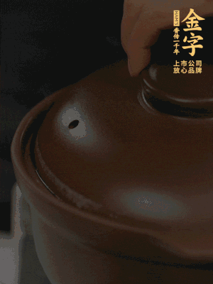 雞、火腿、姜片一起放入砂鍋中，大火轉小火燉2小時。