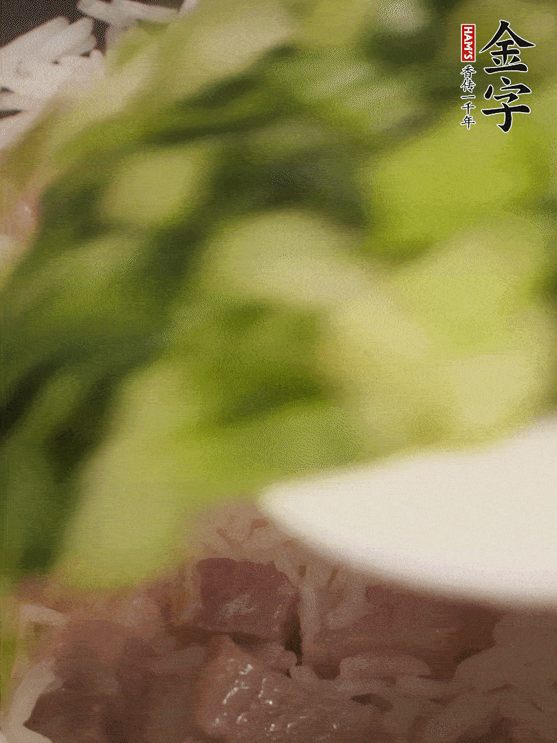 將燜煮好的米飯，倒入炒熟的蔬菜中，翻炒均勻鍆繼續(xù)燜煮5分鐘