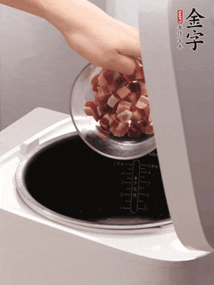 鍋中倒入豬油，油熱后炒熟上海青，給倒少許鹽調(diào)味
