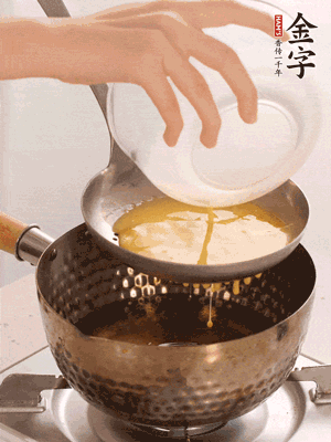雞蛋過篩子倒入油鍋炸成蛋酥，瀝干油。