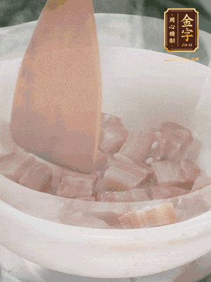 砂鍋內咸肉微微煸出香味，再倒入開水。放排骨滾開后轉中小火篤30分鐘。（水盡量一次加足，以免中途加水沖淡鮮味。這一步是湯底濃白的關鍵）